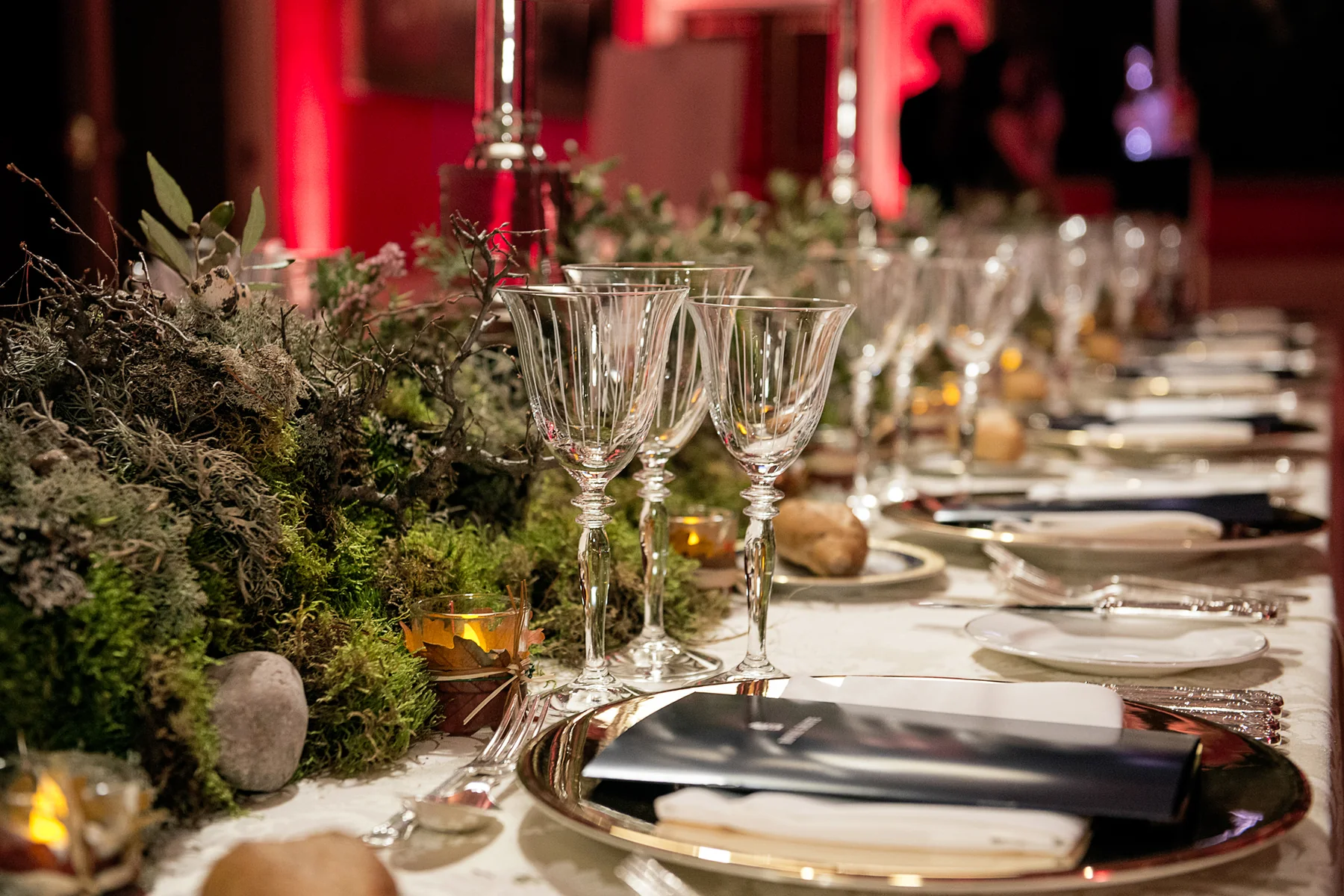 The foraged installation running away down the centre of the table between the glassware.